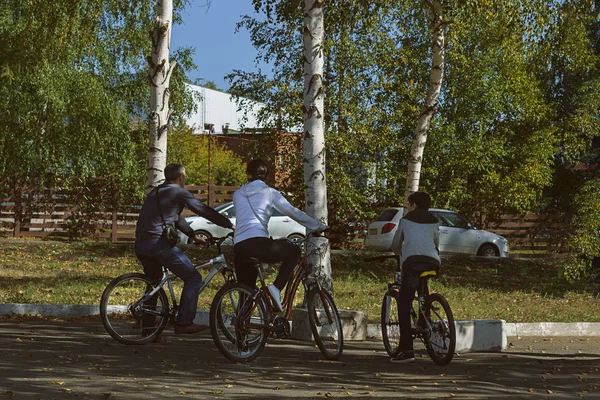 Bir adam, bir kadın ve bir çocuk Bisiklet Park binecek