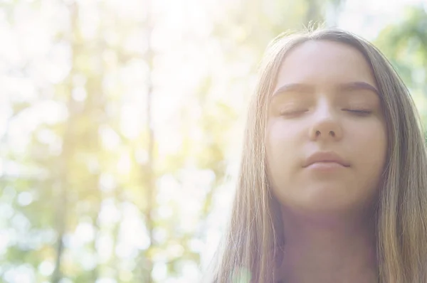 Uma Menina Fica Uma Floresta Com Olhos Fechados — Fotografia de Stock