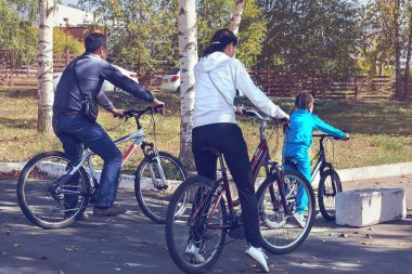 Dostum, kadın ve kız bisiklet sürmek olacak