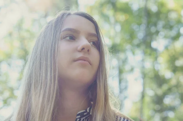 Menina Triste Fica Fundo Das Árvores Olha Para Lado — Fotografia de Stock