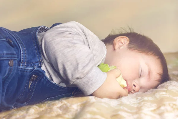 Anak Itu Tertidur Sofa Dengan Apel Tangannya — Stok Foto