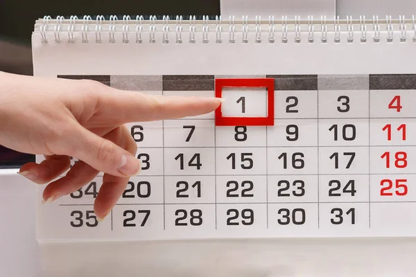Палец Указывает Первое Число Календаре — стоковое фото