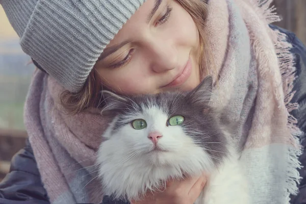 Chica Sosteniendo Gato Con Ojos Verdes Sus Brazos Sonrisas —  Fotos de Stock