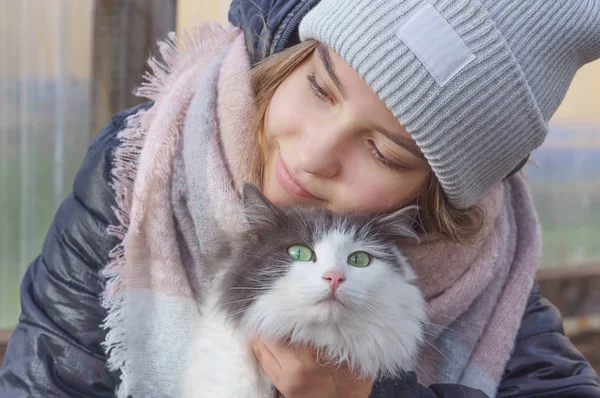 Fille Avec Les Yeux Fermés Étreint Chat Avec Les Yeux — Photo