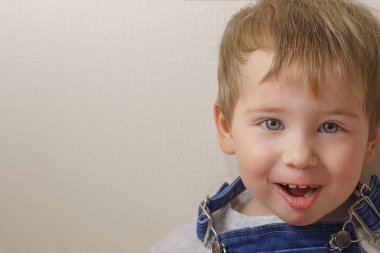 Çocuk bir şey çiğneme ve gülüyor