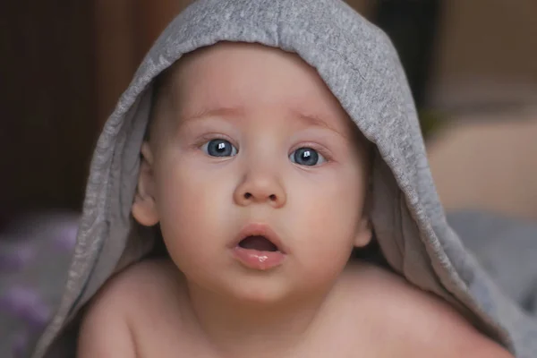 Удивленный Ребенок Открытым Ртом Капюшоном Голове — стоковое фото