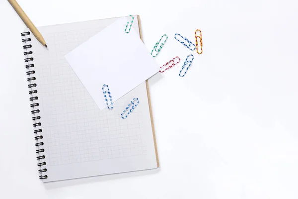 Kalem ve kağıt kliplerle Not defteri — Stok fotoğraf