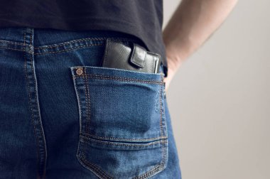 çanta kot pantolon cebinde