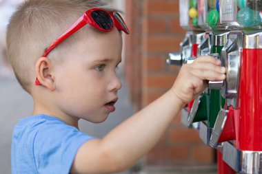 Çocuk aletin sapını şekerle büker.