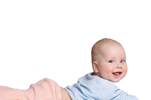 Dziecko Leży Brzuchu Uśmiecha Się Izolować Białym Tle — Zdjęcie stockowe