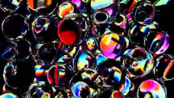 美丽的下落的五颜六色的玻璃球 大理石球体反射和折射彩虹背景 — 图库视频影像