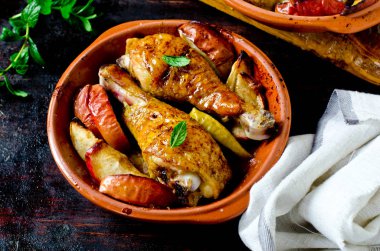 Elma ile pişmiş tavuk budu