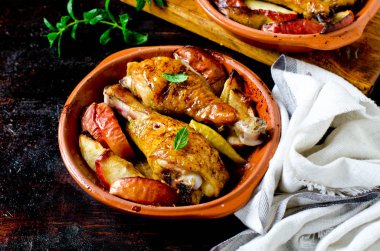 Elma ile pişmiş tavuk budu