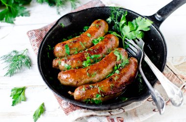 Kızartma tavasında kızartılmış hindinin ev yapımı sosisleri.