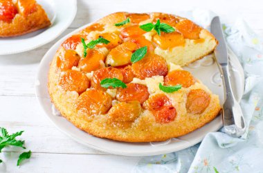 Karamelize kayısı pasta ve nane