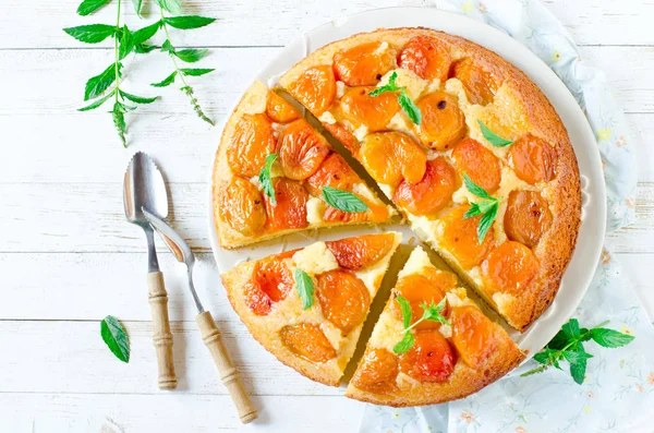 Caramelized Apricot Pie Mint — Stock Photo, Image