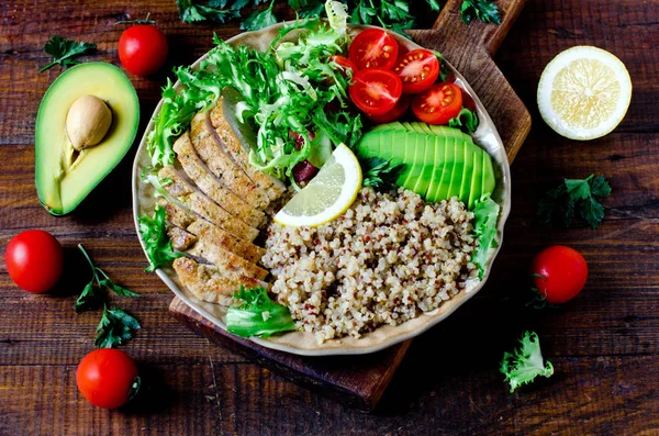 Saladeira Saudável Com Quinoa Tomates Frango Abacate Limão Verduras Mistas — Fotografia de Stock