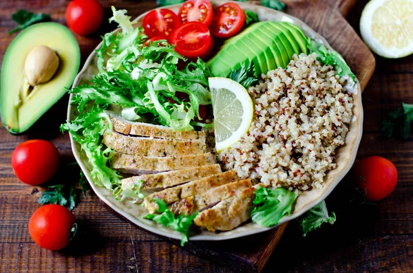 Egészséges Saláta Tál Quinoa Paradicsom Csirke Avokádó Mész Vegyes Zöldek — Stock Fotó