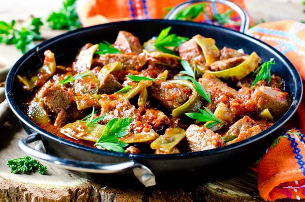 Carne Ternera Con Cervezas Verdes Tomates —  Fotos de Stock