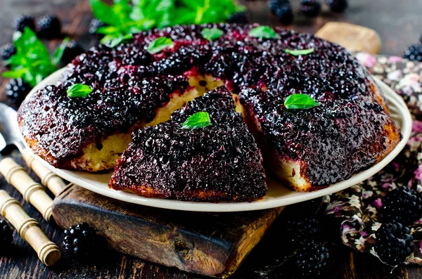 Gâteau Prunier Caramélisé Sur Fond Bois — Photo