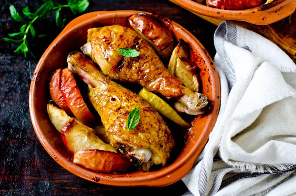 Gambe Pollo Forno Con Mele — Foto Stock