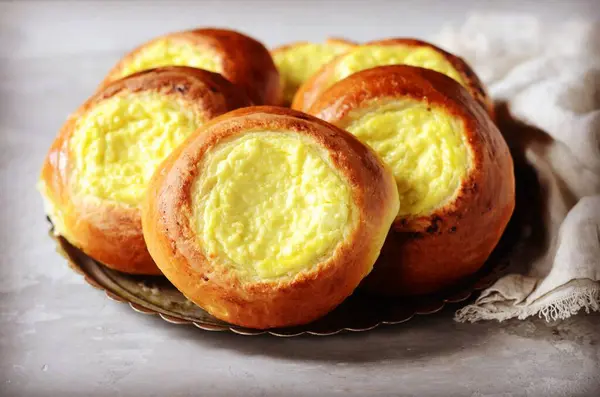 Süzme Peynirli Yapımı Çörekler Cheesecakes Gri Bir Arka Planda Rus — Stok fotoğraf