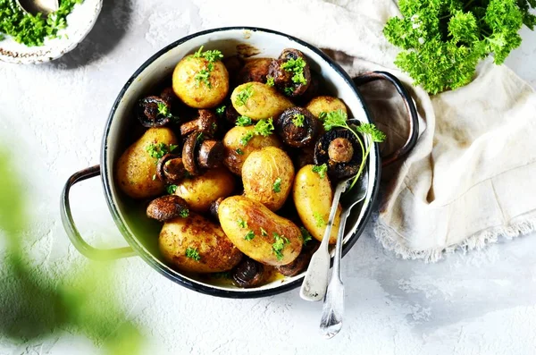 Patatas Jóvenes Horno Con Setas Tazón Sobre Fondo Gris — Foto de Stock