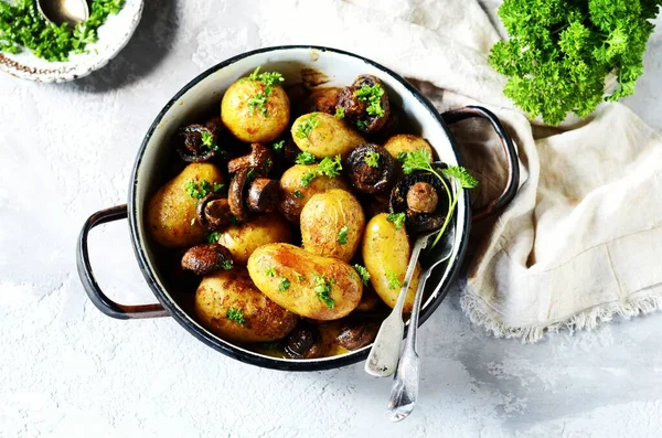 Patatas Jóvenes Horno Con Setas Tazón Sobre Fondo Gris — Foto de Stock