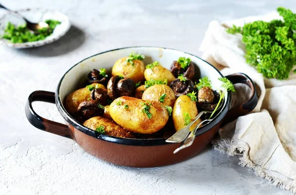 烤小马铃薯 蘑菇放在碗里 灰色背景 — 图库照片