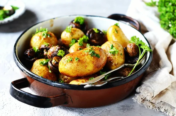 Patatas Jóvenes Horno Con Setas Tazón Sobre Fondo Gris — Foto de Stock