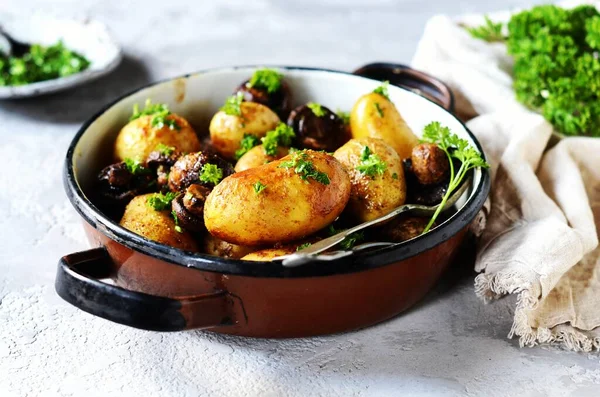 Patate Giovani Forno Con Funghi Una Ciotola Uno Sfondo Grigio — Foto Stock