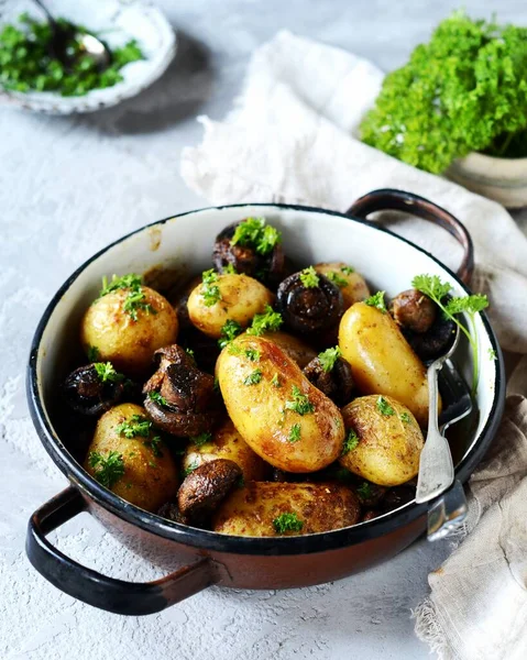 Gebackene Junge Kartoffeln Mit Pilzen Einer Schüssel Auf Grauem Hintergrund — Stockfoto