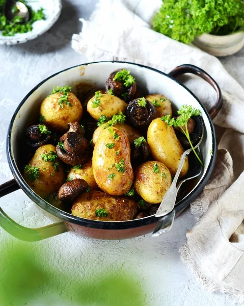 Gebackene Junge Kartoffeln Mit Pilzen Einer Schüssel Auf Grauem Hintergrund — Stockfoto