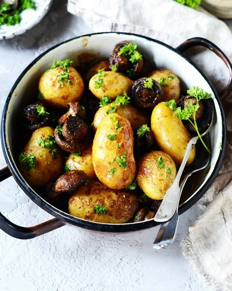 Gebackene Junge Kartoffeln Mit Pilzen Einer Schüssel Auf Grauem Hintergrund — Stockfoto