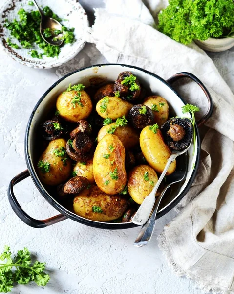 Gebackene Junge Kartoffeln Mit Pilzen Einer Schüssel Auf Grauem Hintergrund — Stockfoto