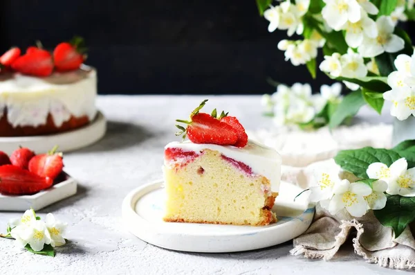 Aardbeientaart Met Room Een Bord Een Grijze Achtergrond — Stockfoto