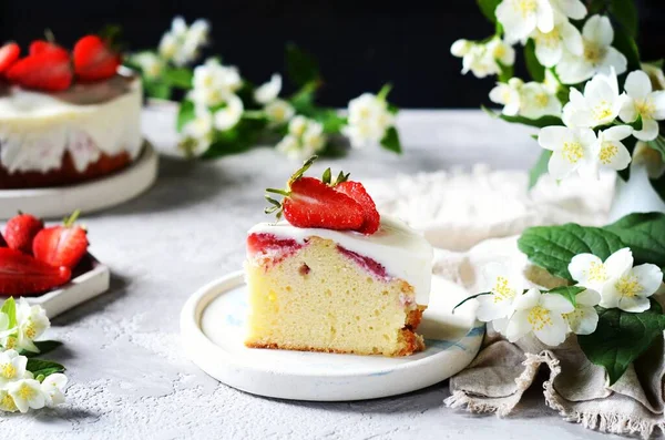 Aardbeientaart Met Room Een Bord Een Grijze Achtergrond — Stockfoto