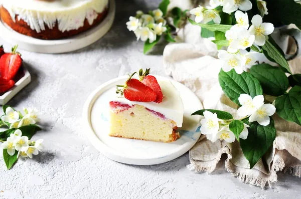 Aardbeientaart Met Room Een Bord Een Grijze Achtergrond — Stockfoto