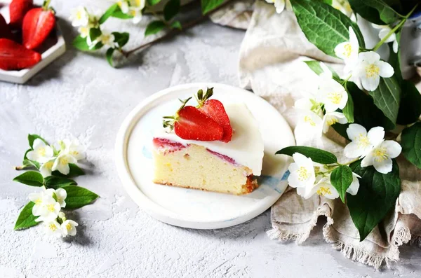 Tarta Fresa Con Crema Plato Sobre Fondo Gris — Foto de Stock