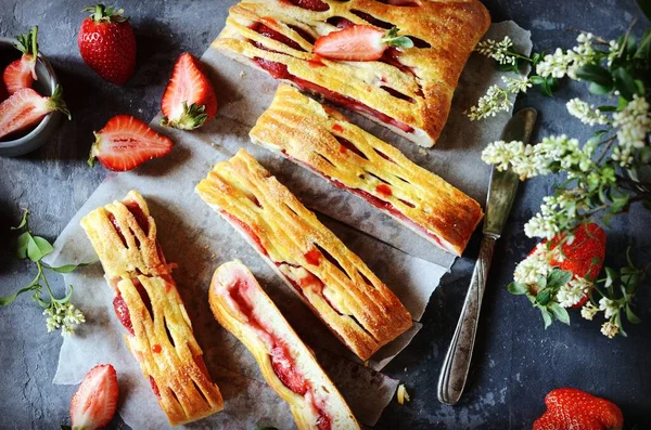 Zelfgemaakte Aardbeientaart Een Grijze Achtergrond — Stockfoto