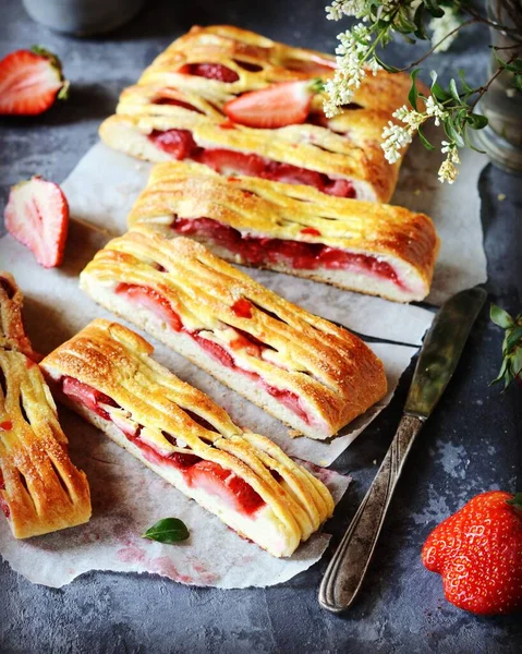 Homemade Strawberry Yeast Pie Gray Background — Stock Photo, Image