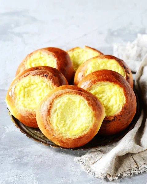 Hausgemachte Semmeln Mit Quark Käsekuchen Einem Gericht Auf Grauem Hintergrund — Stockfoto