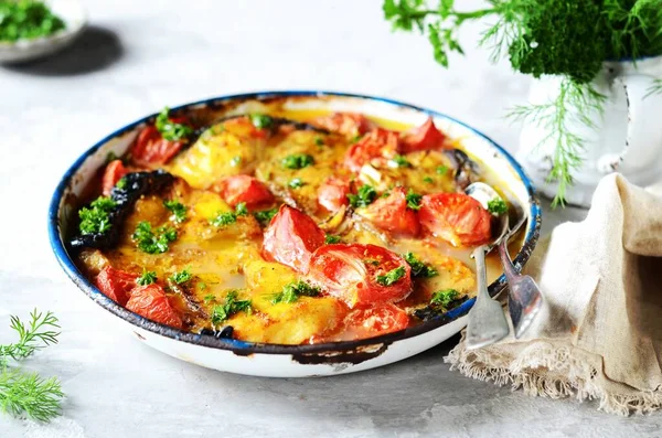 Peixe Cozido Forno Tubarão Com Tomates Temperos Uma Assadeira Contexto — Fotografia de Stock