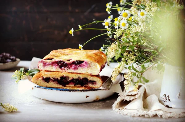 Zelfgemaakte Gistcake Met Bessen Bramen Bessen Bosbessen Een Bord Een — Stockfoto