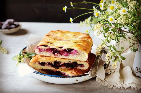 Tarta Levadura Casera Con Bayas Moras Grosellas Arándanos Plato Sobre — Foto de Stock