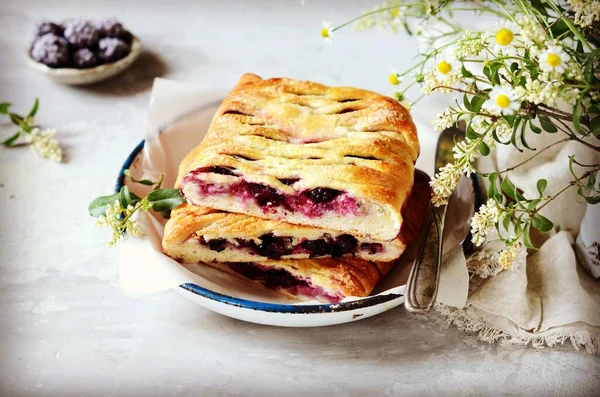 Zelfgemaakte Gistcake Met Bessen Bramen Bessen Bosbessen Een Bord Een — Stockfoto