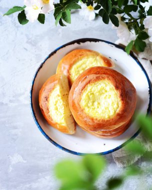 Süzme peynirli ev yapımı çörekler (cheesecakes) gri bir arka planda, Rus mutfağında