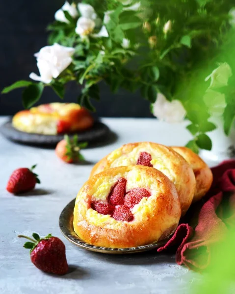 Bollos Caseros Con Requesón Fresas Tartas Queso Plato Sobre Fondo — Foto de Stock