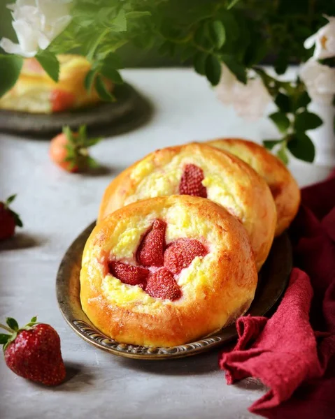 Zelfgemaakte Broodjes Met Kwark Aardbeien Cheesecakes Een Schotel Grijze Achtergrond — Stockfoto