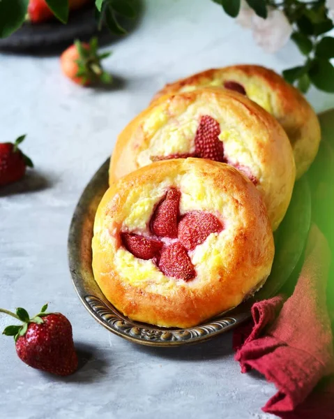 Bollos Caseros Con Requesón Fresas Tartas Queso Plato Sobre Fondo — Foto de Stock